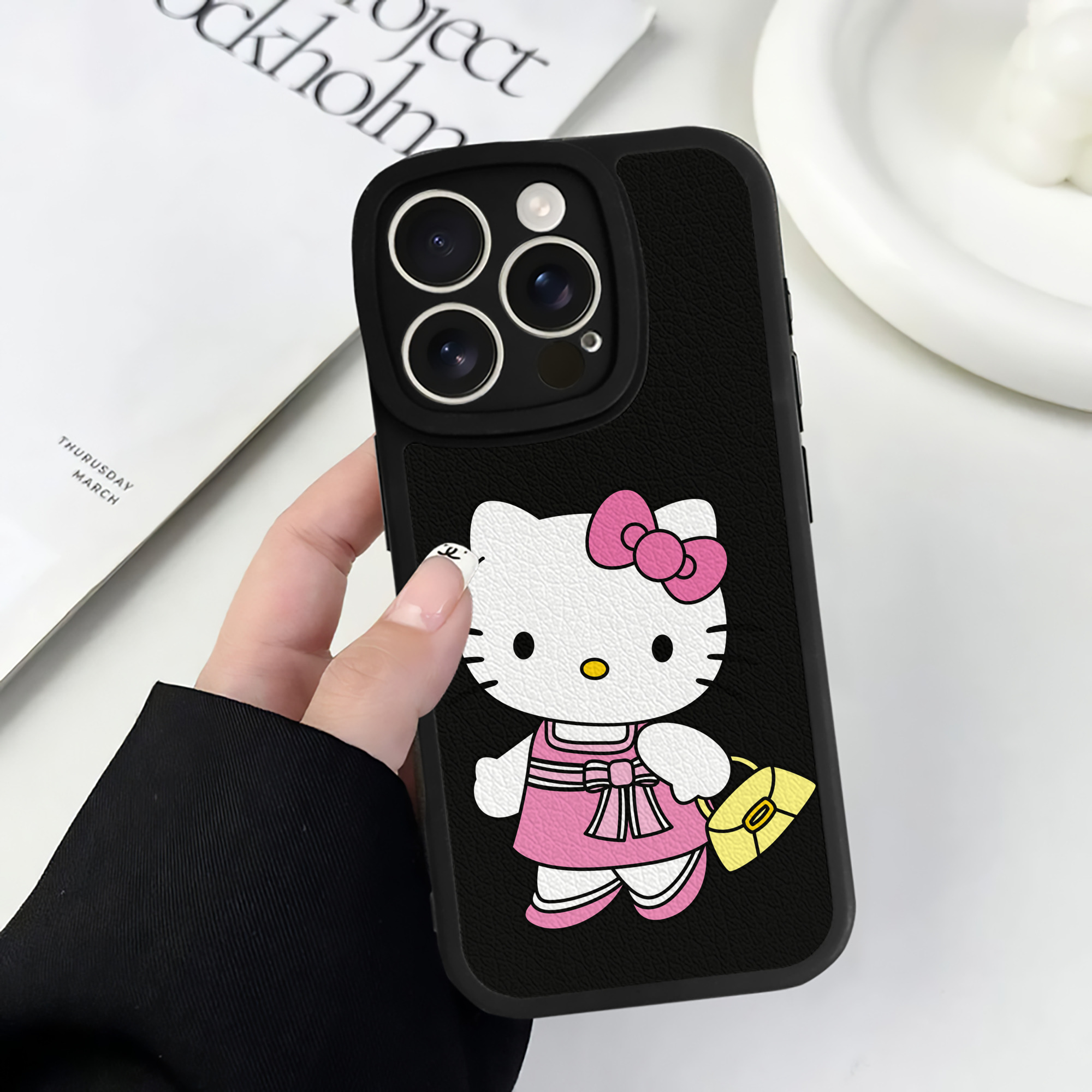 （画像用） Hello Kitty ハローキティ 【iPhone 16シリーズ対応】シリコンスマホケース（レザー調） 材質：シリコン